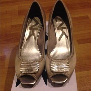 Anne Klein Taupe/Gold Wedge Heel 7.5